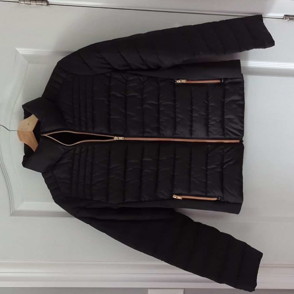 Woman's spring/fall light puffer